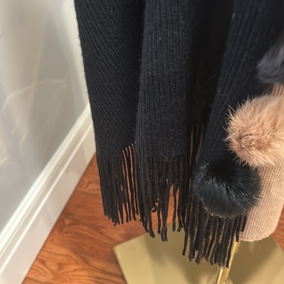 Formal black wrap with rabbit fur trim - Picture 3 of 6